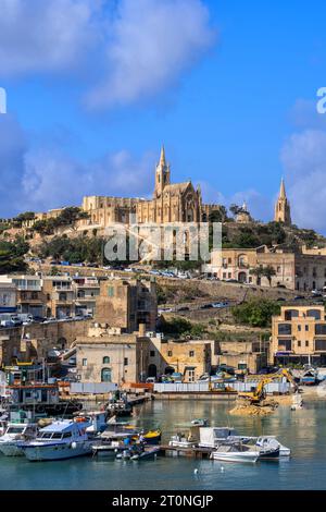 Mgarr, Gozo, Malte - 15 octobre 2019 : ville et port de Mgarr sur l'île de Gozo Banque D'Images
