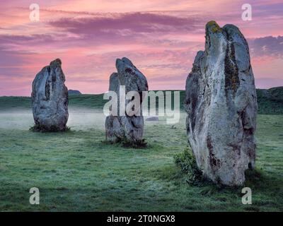 Dimanche 8 octobre 2023 - Un ciel coloré et des taches de brume dérivante au lever du soleil, parmi l'ancien cercle de pierre mégalithique à Avebury, Wiltshire. Crédit : Terry Mathews/Alamy Live News Banque D'Images