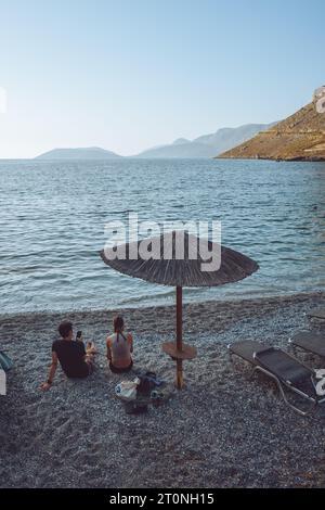 Couple de détente sur la plage de Kalymnos Banque D'Images