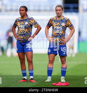 Leicester, Royaume-Uni. 08 octobre 2023. Ava Baker et Denny Draper de Leicester s'échauffent lors du match de FA Women's Super League entre Leicester City Women et Everton Women au King Power Stadium, Leicester, Angleterre le 8 octobre 2023. Photo de Stuart Leggett. Usage éditorial uniquement, licence requise pour un usage commercial. Aucune utilisation dans les Paris, les jeux ou les publications d'un seul club/ligue/joueur. Crédit : UK Sports pics Ltd/Alamy Live News Banque D'Images