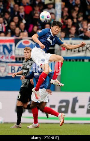 08 octobre 2023, Schleswig-Holstein, Kiel : football : 2. Bundesliga, Holstein Kiel - SV Elversberg, Journée 9, Holstein Stadium. Shuto Machino de Kiel joue le ballon avec sa tête. Photo : Frank Molter/dpa - REMARQUE IMPORTANTE : conformément aux exigences du DFL Deutsche Fußball Liga et du DFB Deutscher Fußball-Bund, il est interdit d'utiliser ou de faire utiliser des photographies prises dans le stade et/ou le match sous forme de séquences et/ou de séries de photos de type vidéo. Banque D'Images