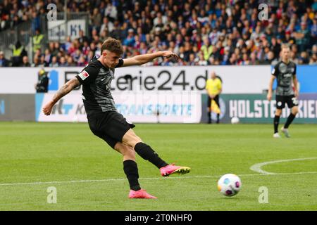 08 octobre 2023, Schleswig-Holstein, Kiel : football : 2e Bundesliga, Holstein Kiel - SV Elversberg, Journée 9, Holstein Stadium. Hugo Vandermersch d'Elversberg tire au but. Photo : Frank Molter/dpa - REMARQUE IMPORTANTE : conformément aux exigences du DFL Deutsche Fußball Liga et du DFB Deutscher Fußball-Bund, il est interdit d'utiliser ou de faire utiliser des photographies prises dans le stade et/ou le match sous forme de séquences et/ou de séries de photos de type vidéo. Banque D'Images