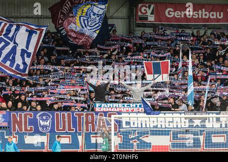 08 octobre 2023, Schleswig-Holstein, Kiel : football : 2e Bundesliga, Holstein Kiel - SV Elversberg, Journée 9, Holstein Stadium. Les fans de Kiel encouragent leur équipe. Photo : Frank Molter/dpa - REMARQUE IMPORTANTE : conformément aux exigences du DFL Deutsche Fußball Liga et du DFB Deutscher Fußball-Bund, il est interdit d'utiliser ou de faire utiliser des photographies prises dans le stade et/ou le match sous forme de séquences et/ou de séries de photos de type vidéo. Banque D'Images