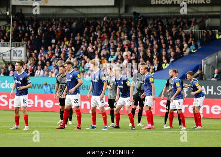 08 octobre 2023, Schleswig-Holstein, Kiel : football : 2. Bundesliga, Holstein Kiel - SV Elversberg, Journée 9, Holstein Stadium. Les joueurs des deux équipes attendent un coup franc. Photo : Frank Molter/dpa - REMARQUE IMPORTANTE : conformément aux exigences du DFL Deutsche Fußball Liga et du DFB Deutscher Fußball-Bund, il est interdit d'utiliser ou de faire utiliser des photographies prises dans le stade et/ou le match sous forme de séquences et/ou de séries de photos de type vidéo. Banque D'Images