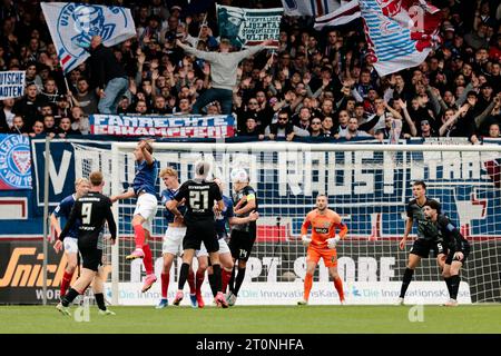 08 octobre 2023, Schleswig-Holstein, Kiel : football : 2e Bundesliga, Holstein Kiel - SV Elversberg, Journée 9, Holstein Stadium. Les joueurs des deux équipes se battent pour le ballon. Photo : Frank Molter/dpa - REMARQUE IMPORTANTE : conformément aux exigences du DFL Deutsche Fußball Liga et du DFB Deutscher Fußball-Bund, il est interdit d'utiliser ou de faire utiliser des photographies prises dans le stade et/ou le match sous forme de séquences et/ou de séries de photos de type vidéo. Banque D'Images