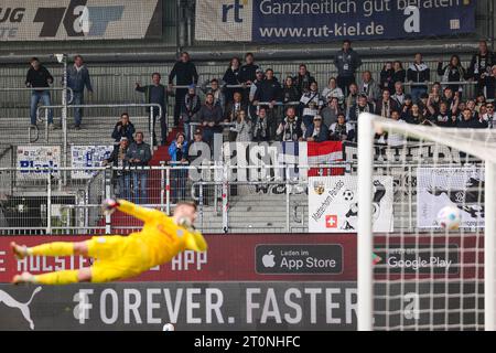 08 octobre 2023, Schleswig-Holstein, Kiel : football : 2e Bundesliga, Holstein Kiel - SV Elversberg, Journée 9, Holstein Stadium. Les fans d'Elversberg acclament le but de faire 1:1. Photo : Frank Molter/dpa - REMARQUE IMPORTANTE : conformément aux exigences du DFL Deutsche Fußball Liga et du DFB Deutscher Fußball-Bund, il est interdit d'utiliser ou de faire utiliser des photographies prises dans le stade et/ou le match sous forme de séquences et/ou de séries de photos de type vidéo. Banque D'Images