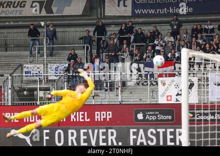 08 octobre 2023, Schleswig-Holstein, Kiel : football : 2e Bundesliga, Holstein Kiel - SV Elversberg, Journée 9, Holstein Stadium. Les fans d'Elversberg acclament le but de faire 1:1. Photo : Frank Molter/dpa - REMARQUE IMPORTANTE : conformément aux exigences du DFL Deutsche Fußball Liga et du DFB Deutscher Fußball-Bund, il est interdit d'utiliser ou de faire utiliser des photographies prises dans le stade et/ou le match sous forme de séquences et/ou de séries de photos de type vidéo. Banque D'Images