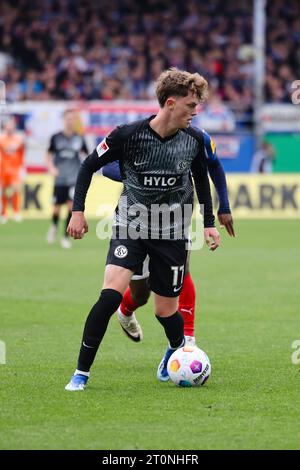 08 octobre 2023, Schleswig-Holstein, Kiel : football : 2e Bundesliga, Holstein Kiel - SV Elversberg, Journée 9, Holstein Stadium. Luca Dürholtz d'Elversberg est en action. Photo : Frank Molter/dpa - REMARQUE IMPORTANTE : conformément aux exigences du DFL Deutsche Fußball Liga et du DFB Deutscher Fußball-Bund, il est interdit d'utiliser ou de faire utiliser des photographies prises dans le stade et/ou le match sous forme de séquences et/ou de séries de photos de type vidéo. Banque D'Images