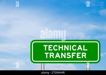 Signe de transport de couleur verte avec transfert technique de mot sur ciel bleu avec fond de nuage blanc Banque D'Images