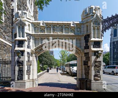 Alexander Hamilton Gate, l'une des six grandes entrées du City College de New York. Banque D'Images