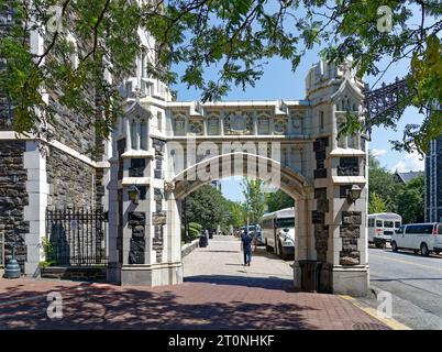 Alexander Hamilton Gate, l'une des six grandes entrées du City College de New York. Banque D'Images