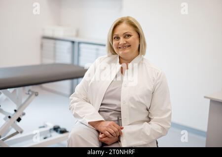 Infirmière adulte moyenne à la clinique Banque D'Images