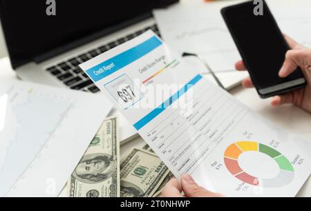 Personnes utilisant l'ordinateur portable et LE CONCEPT DE POINTAGE DE CRÉDIT à l'écran Banque D'Images