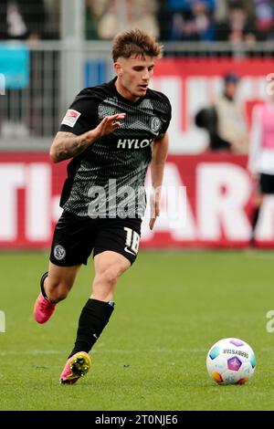 08 octobre 2023, Schleswig-Holstein, Kiel : football : 2e Bundesliga, Holstein Kiel - SV Elversberg, Journée 9, Holstein Stadium. Hugo Vandermersch d'Elversberg est en action. Photo : Frank Molter/dpa - REMARQUE IMPORTANTE : conformément aux exigences du DFL Deutsche Fußball Liga et du DFB Deutscher Fußball-Bund, il est interdit d'utiliser ou de faire utiliser des photographies prises dans le stade et/ou le match sous forme de séquences et/ou de séries de photos de type vidéo. Banque D'Images