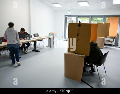 8 octobre 2023, xpsx, élections locales de l'État de Hanau élections de gauche à droite élections bulletin de vote prévisions croisées salle de vote circonscription électorale Banque D'Images