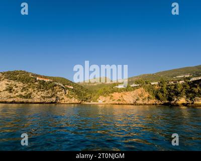Une vue panoramique des maisons sur la côte du parc naturel Arrabida le matin à Sesimbra, Lisbonne, Portugal Banque D'Images