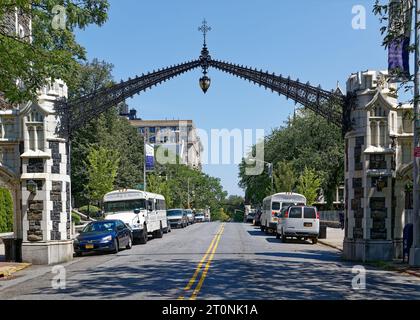 Alexander Hamilton Gate, l'une des six grandes entrées du City College de New York. Banque D'Images