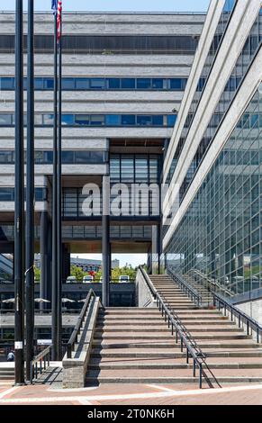 Le North Academic Center, construit en 1984 sur le site du stade Lewisohn, est un changement radical par rapport aux bâtiments gothiques conçus par George Post du City College. Banque D'Images