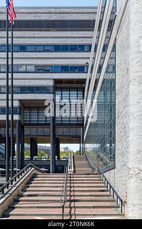 Le North Academic Center, construit en 1984 sur le site du stade Lewisohn, est un changement radical par rapport aux bâtiments gothiques conçus par George Post du City College. Banque D'Images