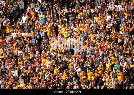 Les fans des Wolverhampton Wanderers célèbrent leur premier but lors du match de Premier League à Molineux, Wolverhampton. Date de la photo : dimanche 8 octobre 2023. Banque D'Images