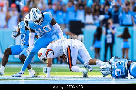 7 octobre 2023 : Garrett Shrader (6), senior de Syracuse, est limogé par Power Echols (23) junior de Caroline du Nord. Match de football NCAA entre l'université de Syracuse et l'université de Caroline du Nord, au Kenan Memorial Stadium, Chapel Hill, Caroline du Nord. David Beach/CSM Banque D'Images