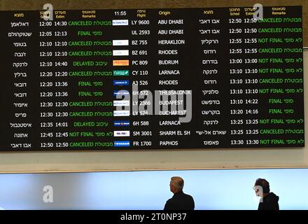 Aéroport Ben Gourion, Israël. 08 octobre 2023. Les gens regardent un tableau d'arrivée pour les vols annulés à l'aéroport Ben Gourion près de tel Aviv, le dimanche 8 octobre 2023. L’aéroport Ben Gourion souffre de perturbations majeures des vols annulés et retardés après une incursion surprise de militants palestiniens du Hamas depuis Gaza en Israël. Les autorités israéliennes affirment que plus de 600 personnes ont été tuées, au moins 100 capturées et plus de 700 personnes disparues. Photo de Debbie Hill/ crédit : UPI/Alamy Live News Banque D'Images