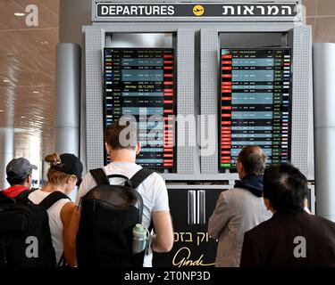 Aéroport Ben Gourion, Israël. 08 octobre 2023. Les gens regardent un tableau de départ pour les vols annulés à l'aéroport Ben Gourion près de tel Aviv, le dimanche 8 octobre 2023. L’aéroport Ben Gourion souffre de perturbations majeures des vols annulés et retardés après une incursion surprise de militants palestiniens du Hamas depuis Gaza en Israël. Les autorités israéliennes affirment que plus de 600 personnes ont été tuées, au moins 100 capturées et plus de 700 personnes disparues. Photo de Debbie Hill/ crédit : UPI/Alamy Live News Banque D'Images