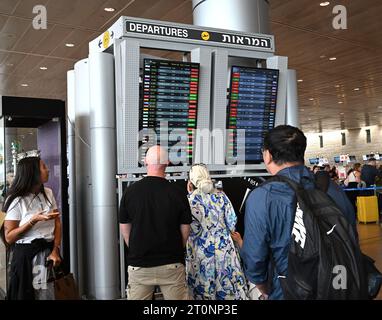 Aéroport Ben Gourion, Israël. 08 octobre 2023. Les gens regardent un tableau de départ pour les vols annulés à l'aéroport Ben Gourion près de tel Aviv, le dimanche 8 octobre 2023. L’aéroport Ben Gourion souffre de perturbations majeures des vols annulés et retardés après une incursion surprise de militants palestiniens du Hamas depuis Gaza en Israël. Les autorités israéliennes affirment que plus de 600 personnes ont été tuées, au moins 100 capturées et plus de 700 personnes disparues. Photo de Debbie Hill/ crédit : UPI/Alamy Live News Banque D'Images