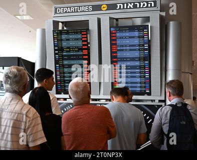 Aéroport Ben Gourion, Israël. 08 octobre 2023. Les gens regardent un tableau de départ pour les vols annulés à l'aéroport Ben Gourion près de tel Aviv, le dimanche 8 octobre 2023. L’aéroport Ben Gourion souffre de perturbations majeures des vols annulés et retardés après une incursion surprise de militants palestiniens du Hamas depuis Gaza en Israël. Les autorités israéliennes affirment que plus de 600 personnes ont été tuées, au moins 100 capturées et plus de 700 personnes disparues. Photo de Debbie Hill/ crédit : UPI/Alamy Live News Banque D'Images