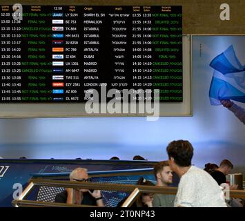 Aéroport Ben Gourion, Israël. 08 octobre 2023. Les gens regardent un tableau d'arrivée pour les vols annulés à l'aéroport Ben Gourion près de tel Aviv, le dimanche 8 octobre 2023. L’aéroport Ben Gourion souffre de perturbations majeures des vols annulés et retardés après une incursion surprise de militants palestiniens du Hamas depuis Gaza en Israël. Les autorités israéliennes affirment que plus de 600 personnes ont été tuées, au moins 100 capturées et plus de 700 personnes disparues. Photo de Debbie Hill/ crédit : UPI/Alamy Live News Banque D'Images