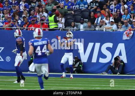 Tottenham Hotspur Stadium, Londres, Royaume-Uni. 8 octobre 2023. NFL UK football, Jacksonville Jaguars contre Buffalo Bills ; Fair Catch appelé par le Wide Receiver Khalil Shakir Credit : action plus Sports/Alamy Live News Banque D'Images