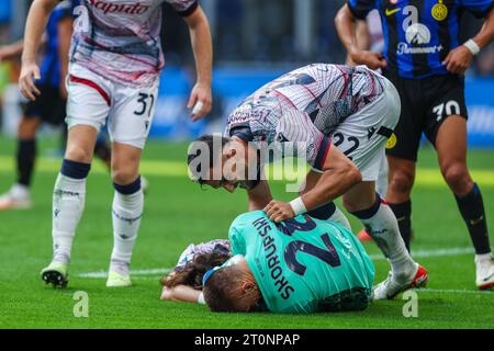 Lukasz Skorupski du Bologna FC célèbre avec Charalampos Lykogiannis du Bologna FC lors du match de football Serie A 2023/24 entre le FC Internazionale et le Bologna FC au stade Giuseppe Meazza. Score final Inter 2:2 Bologne. Banque D'Images