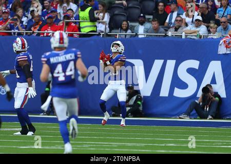 Tottenham Hotspur Stadium, Londres, Royaume-Uni. 8 octobre 2023. NFL UK football, Jacksonville Jaguars contre Buffalo Bills ; Fair Catch appelé par le Wide Receiver Khalil Shakir Credit : action plus Sports/Alamy Live News Banque D'Images