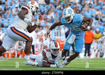 7 octobre 2023 : Conner Harrell (15) est limogé par Terry Lockett (90), deuxième année de Syracuse. Match de football NCAA entre l'université de Syracuse et l'université de Caroline du Nord, au Kenan Memorial Stadium, Chapel Hill, Caroline du Nord. David Beach/CSM Banque D'Images