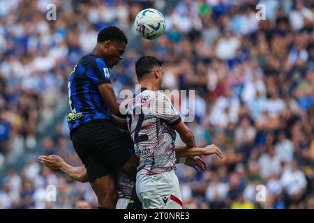 Milan, Italie. 07 octobre 2023. Denzel Dumfries du FC Internazionale (G) et Charalampos Lykogiannis du FC Bologne (D) en action lors du match de football Serie A 2023/24 entre le FC Internazionale et le FC Bologne au stade Giuseppe Meazza. Score final Inter 2:2 Bologne. (Photo de Fabrizio Carabelli/SOPA Images/Sipa USA) crédit : SIPA USA/Alamy Live News Banque D'Images