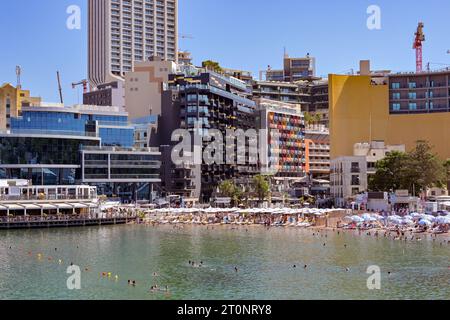 St Julians, Malte - 3 août 2023 : vue panoramique sur le front de mer et la plage de St George's Bay dans la ville de St Julians Banque D'Images