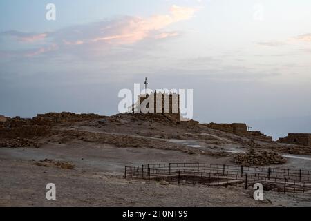 La tour la plus haute de Massada contre le ciel nuageux au lever du soleil. Des fouilles sur les ruines historiques de l'époque antique. Israël Banque D'Images