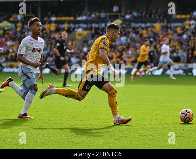 Wolverhampton, Royaume-Uni. 8 octobre 2023 ; Molineux Stadium, Wolverhampton, West Midlands, Angleterre; premier League football, Wolverhampton Wanderers contre Aston Villa ; Pedro Neto de Wolves court avec le ballon crédit : action plus Sports Images/Alamy Live News Banque D'Images