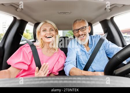 Heureux couple âgé ont tour en voiture, prenant selfie Banque D'Images