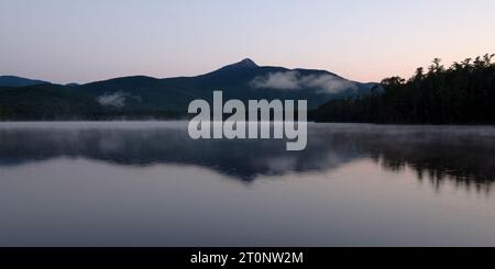 Le mont Chocorua surplombe le lac Chocorua à l'aube d'un matin d'été à Tamworth New Hampshire. Banque D'Images