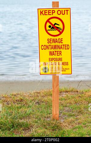 Mission Bay, San Diego, Californie, États-Unis (USA) - ne pas laisser entrer, ne pas nager, eaux usées contaminées, exposition peut causer une maladie panneau d'avertissement Banque D'Images