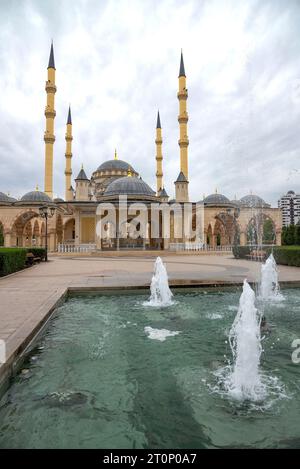 GROZNY, RUSSIE - 30 SEPTEMBRE 2021 : Fontaine devant la mosquée centrale 'cœur de Tchétchénie'. République tchétchène. Grozny Banque D'Images