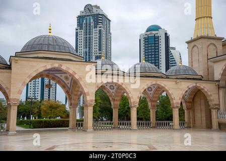 GROZNY, RUSSIE - 30 SEPTEMBRE 2021 : la cour du cœur de la mosquée de Tchétchénie sur fond du complexe de la ville de Grozny, République tchétchène Banque D'Images