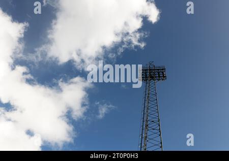 Projecteur traditionnel à Pittodrie, terrain de football d'Aberdeen, contre un ciel bleu Banque D'Images