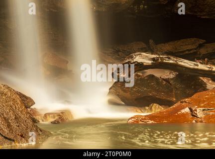Cascades jumelles de Douglas Falls et lagune calme teintée avec les restes de l'exploitation minière de charbon de Virginie-Occidentale près de Thomas WV Banque D'Images
