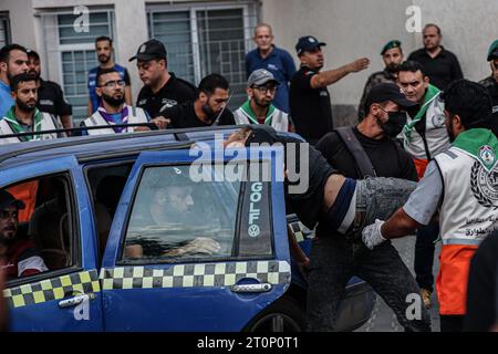 8 octobre 2023, Gaza, Gaza, Palestine : un des proches des blessés et le personnel ambulancier a transporté un des blessés à l'intérieur de l'hôpital pour essayer de le sauver (image de crédit : © Saher Alghorra/ZUMA Press Wire) À USAGE ÉDITORIAL SEULEMENT! Non destiné à UN USAGE commercial ! Banque D'Images