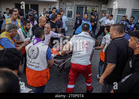 8 octobre 2023, Gaza, Gaza, Palestine : le personnel ambulancier transporte un des blessés à l'intérieur de l'hôpital pour essayer de le sauver (crédit image : © Saher Alghorra/ZUMA Press Wire) À USAGE ÉDITORIAL SEULEMENT! Non destiné à UN USAGE commercial ! Banque D'Images