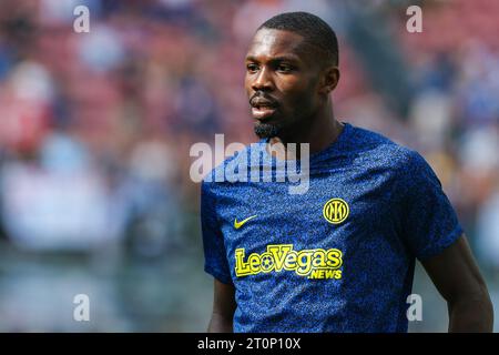 Marcus Thuram du FC Internazionale regarde pendant le match de football Serie A 2023/24 entre le FC Internazionale et le Bologna FC au stade Giuseppe Meazza. Score final ; Inter 2:2 Bologne. Banque D'Images