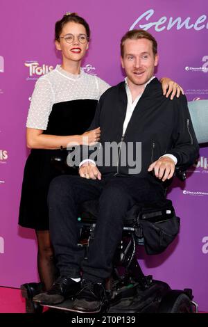 Schauspieler Samuel Koch und seine Ehefrau Sarah Elena Timpe BEI der Premiere des films trolls - Gemeinsam Stark im Cinedom. Köln, 08.10.2023 NRW Deutschland *** acteur Samuel Koch et sa femme Sarah Elena Timpe à la première du film trolls Strong Together au Cinedom Cologne, 08 10 2023 NRW Allemagne Copyright : xChristophxHardtx crédit : Imago/Alamy Live News Banque D'Images