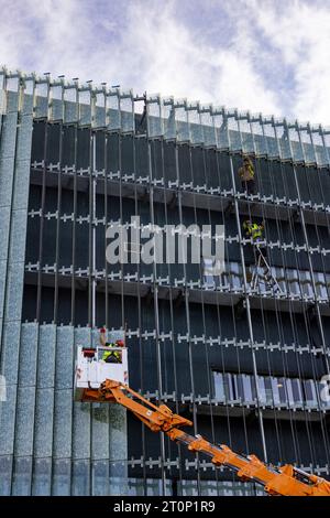 Remplacement des panneaux de verre sur la façade, Musée POLIN de l'histoire des Juifs polonais Banque D'Images